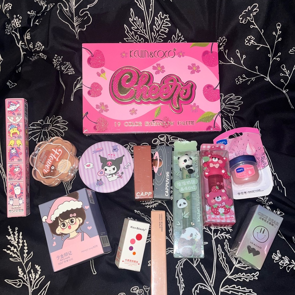 SOLD!!! makeup bundle - Picture 1 of 4